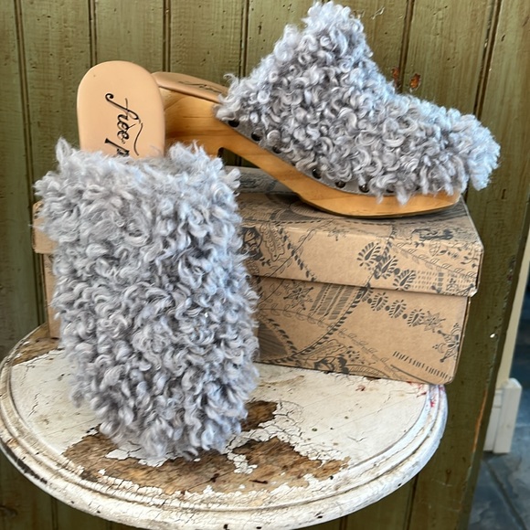 Free People Shoes - FREE PEOPLE Mongolian fur clogs
Size 7
BRUNCH with the girls!!!
Excellent